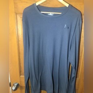UNDERARMOUR waffle weave long sleeve crew. Loose Fit 100% recycled poly, wicking